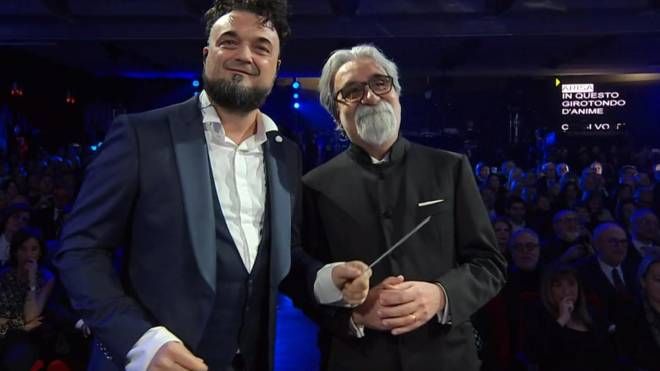 Enrico Melozzi e Beppe Vessicchio. Sanremo 2023, la quarta serata (Ansa)