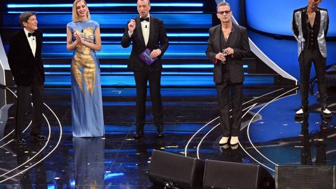 I Depeche Mode sul palco con i tre conduttori (Ansa)
