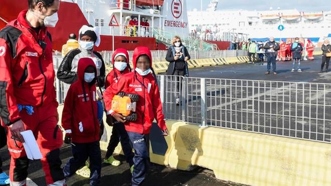 Migranti: sbarcati a 
Civitavecchia i 156 di nave Emergency