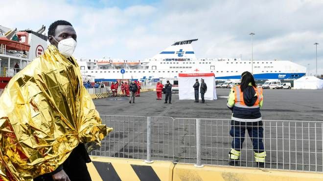 Migranti: sbarcati a 
Civitavecchia i 156 di nave Emergency