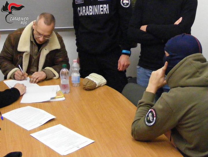 Matteo Messina Denaro firma i documenti dell'arresto