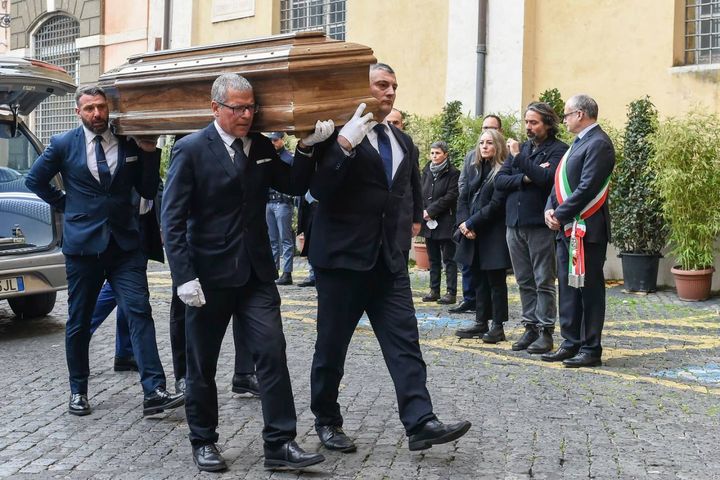 Ad attendere il feretro di Maurizio Costanzo, il sindaco di Roma Roberto Gualtieri, i figli del noto giornalista Saverio e Camilla 
