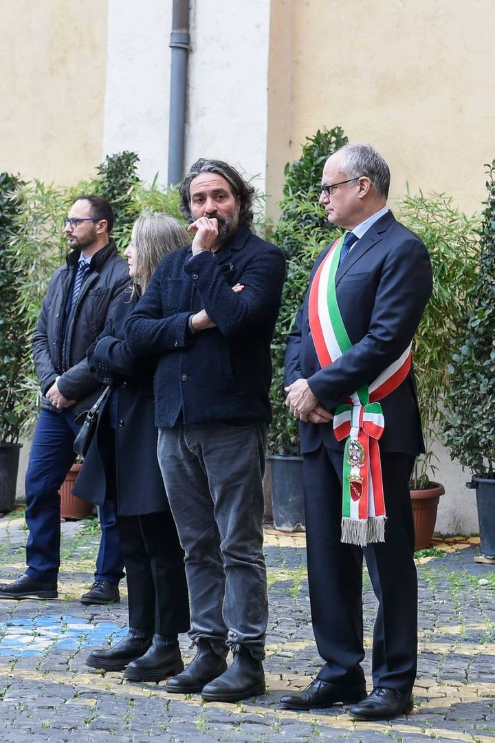 Ad attendere il feretro di Maurizio Costanzo, il sindaco di Roma Roberto Gualtieri, i figli del noto giornalista Saverio e Camilla 