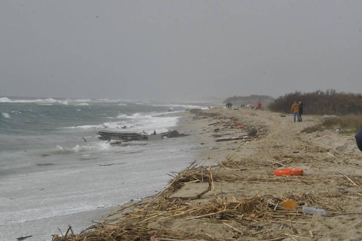 Il tratto di spiaggia dove è avvenuto il naufragio (Ansa)