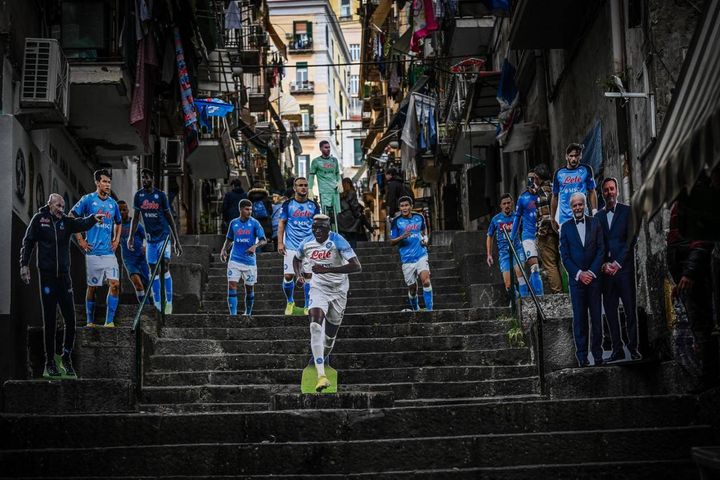 Febbre da scudetto: Le sagome del Napoli sulle scale dei Quartieri Spagnoli 