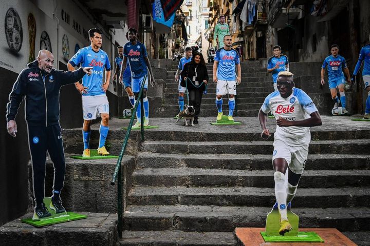 Le sagome del Napoli sulle scale dei Quartieri Spagnoli 