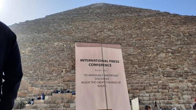 La conferenza stampa ai piedi della Grande Piramide di Giza (Ansa/Ministero delle Antichità egiziano)