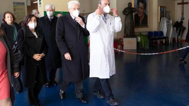 Il presidente Mattarella a Crotone dopo il naufragio dei migranti (Ansa)