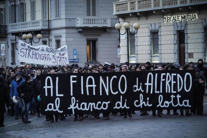 Corteo di anarchici a Torino a sostegno di Alfredo Cospito (Ansa)