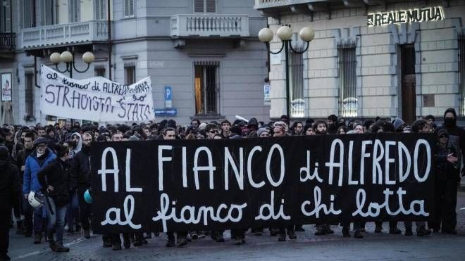 Corteo di anarchici a Torino a sostegno di Alfredo Cospito (Ansa)