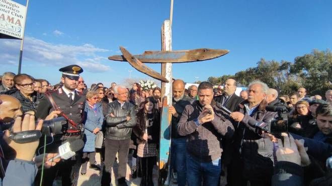 Alcuni momenti della speciale preghiera organizzata in memoria dei migranti vittime del naufragio a Cutro (Ansa)