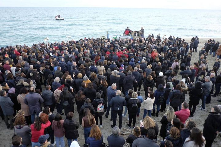 Alcuni momenti della speciale preghiera organizzata in memoria dei migranti vittime del naufragio a Cutro (Ansa)