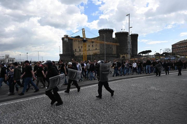 Tifosi dell'Eintracht Francoforte sfilano per le vie di Napoli monitorati dalla polizia