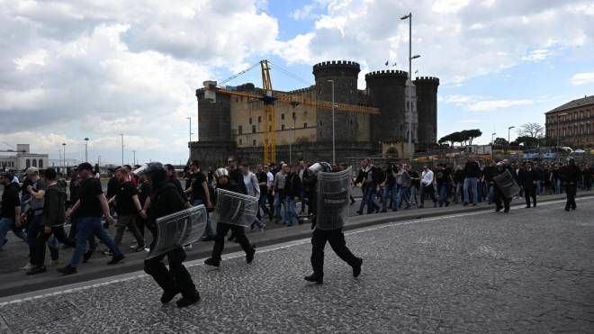 Tifosi dell'Eintracht Francoforte sfilano per le vie di Napoli monitorati dalla polizia