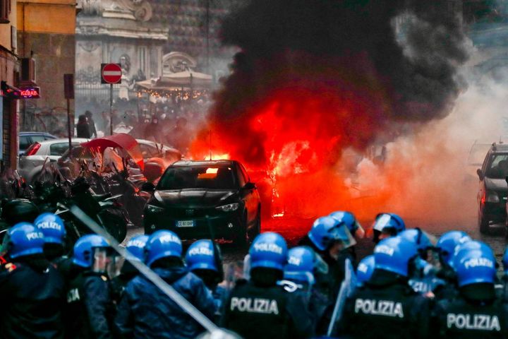 Scontri per Napoli-Eintracht, a fuoco una macchina della polizia (Ansa)