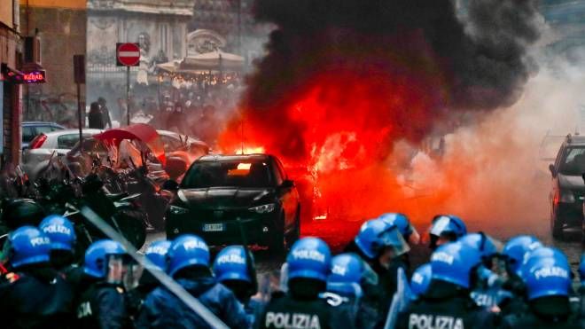 Scontri per Napoli-Eintracht, a fuoco una macchina della polizia (Ansa)