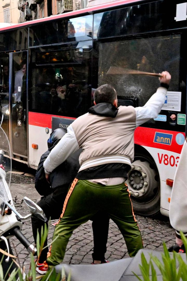 Bus con i tifosi tedeschi preso d'assalto con pietre, bastoni e bottiglie (Ansa)
