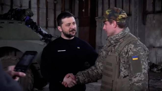 Il presidente ucraino Zelensky visita la linea del fronte a Bakhmut (Ansa)