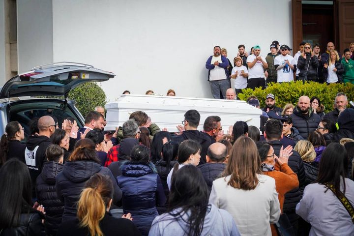 In migliaia ai funerali di Francesco Pio Maimone, il 18enne ucciso per una scarpa sporca. La cerimonia nella chiesa di San Lorenzo Martire a Pianura a Napoli