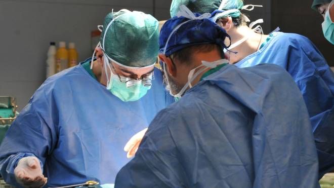 Chirurghi in sala operatoria (foto d'archivio)