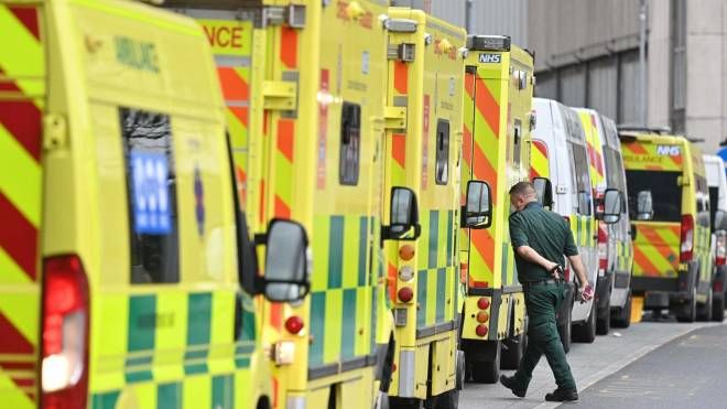 Londra, ambulanze fuori dall'ospedale (Ansa)