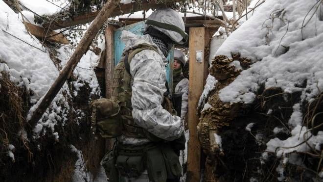 Soldati ucraini controllano la situazione al confine con la Russia (Ansa)