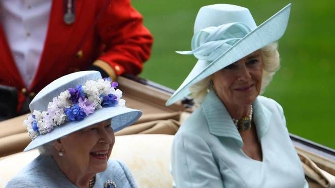 La regina Elisabetta con la duchessa di Cornovaglia Camilla