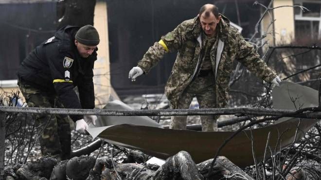 Forze di polizia ucraine coprono i resti delle vittime civili del raid aereo