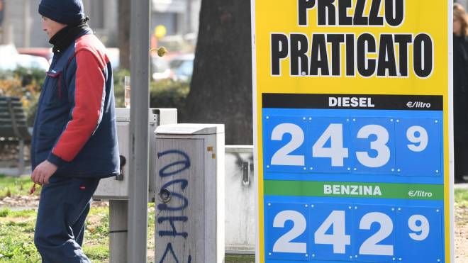 Il prezzo del carburante in un distributore di Milano