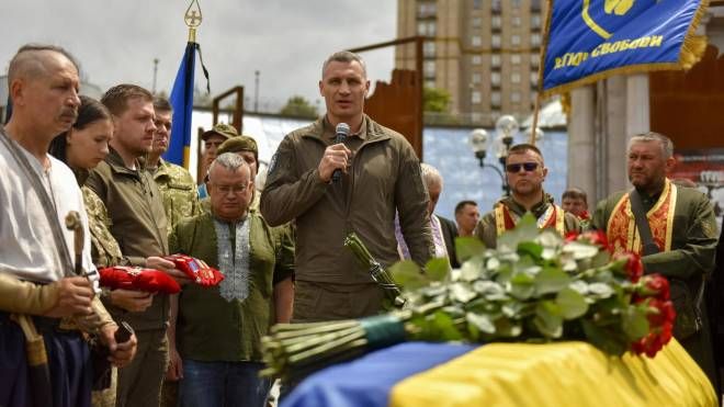 Il sindaco di Kiev, Vitali Klitschko, a una cerimonia funebre (Ansa)