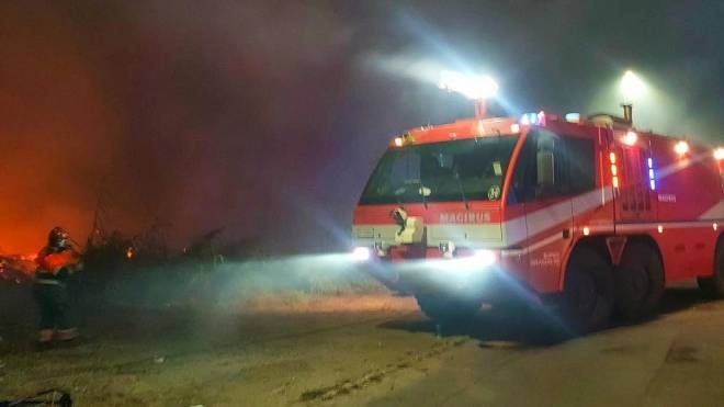 L'intervento dei vigili del fuoco all'Idroscalo di Ostia (Ansa)