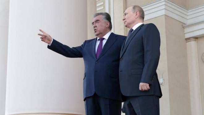 Vladimir Putin con il presidente tagiko, Emomali Rahmon (Ansa)
