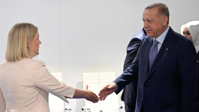 La premier svedese Magdalena Andersson (55 anni) e il presidente turco Recep Erdogan (68) 