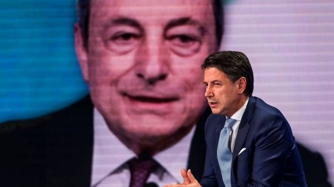 Giuseppe Conte e, sullo sfondo, Mario Draghi (ImagoE)