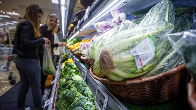 Inflazione, volano i prezzi. L'interno di un supermercato a Roma (Ansa)