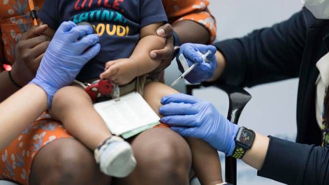 Un bambino viene vaccinato contro il Covid (Ansa)