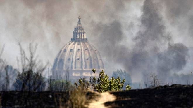 Incendi Roma: colonna di fumo sui cieli della capitale