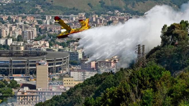 Elicotteri e canadair a Napoli per lo spegnimento dell'incendio collina di Posillipo