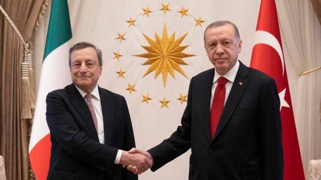 Stretta di mano tra Mario Draghi e Recep Tayyip Erdogan (Ansa)