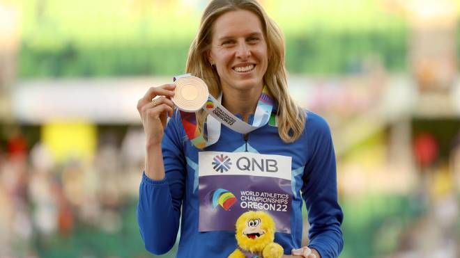 Elena Vallortigara con la medaglia di bronzo vinta nel salto in alto ai Mondiali (Ansa)