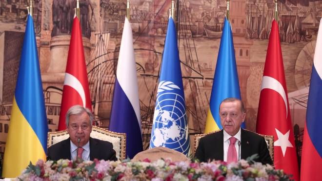Il segretario generale dell'Onu Guterres e il presidente turco Erdogan (Ansa)