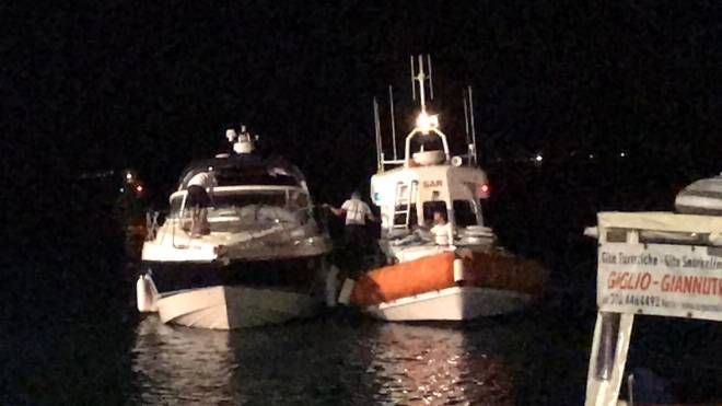 Il motoscafo coinvolto nell'incidente e un'imbarcazione della Guardia Costiera