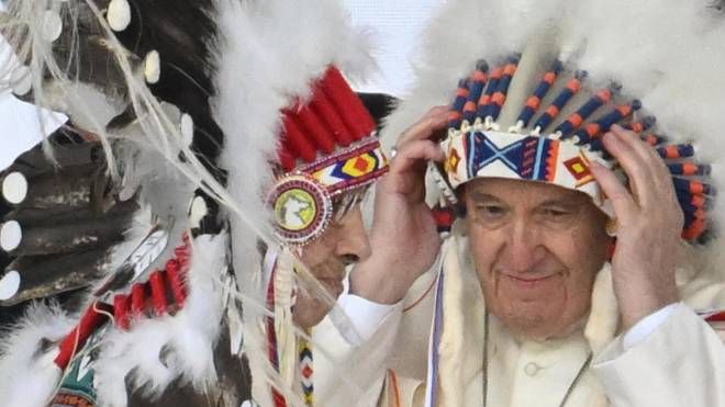 Papa Francesco con il cappello piumato da capo indiano (Ansa)