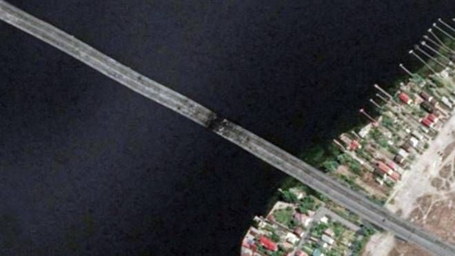 Una foto dal profilo Twitter MFA of Ukraine mostra il ponte Antonivs'ky