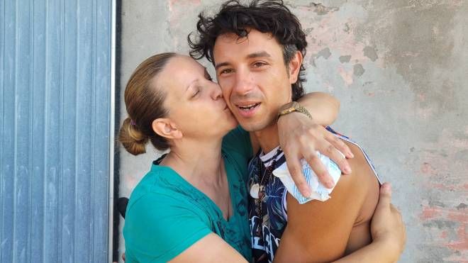 Adriano Pacifici, il 32enne cuoco di Bastiglia, abbraccia la madre dopo il ritorno a casa