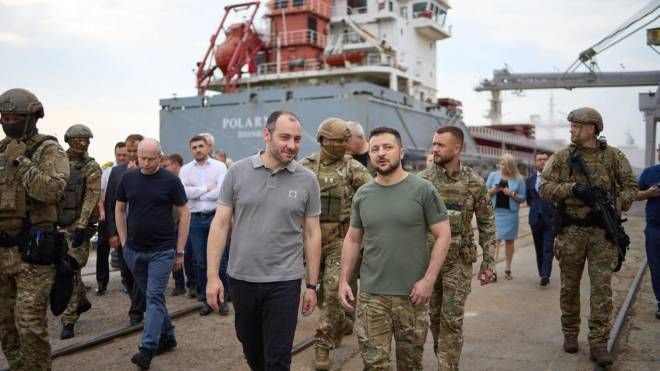 Il presidente Zelensky visita un porto ucraino sul Mar Nero (Ansa)
