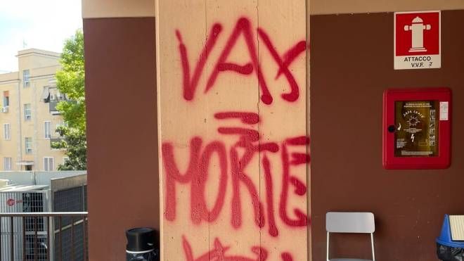 Scritte no vax sui muri dell'ambulatorio di San Felice in via degli Eucalipti a Centocelle