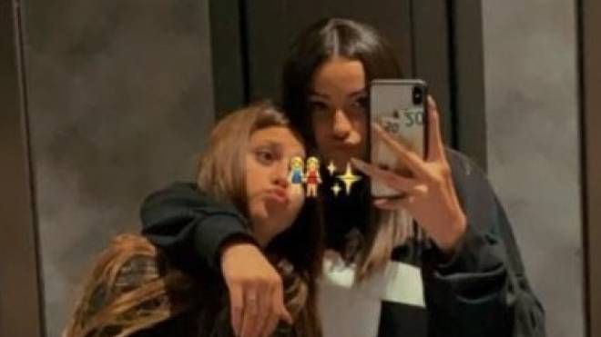 Uno dei tanti selfie delle due inseparabili sorelle