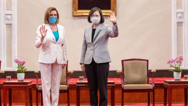 La speaker Usa Nancy Pelosi e la presidente di Taiwan Tsai Ing-wen (Ansa)