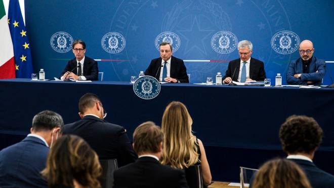 La conferenza stampa del 4 agosto con Mario Draghi e i ministri Franco e Cingolani (Ansa)